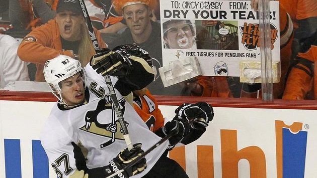 Tučňák Sidney Crosby a Letec Claude Giroux v šestém utkání play-off. Tučňák Sidney Crosby a Letec Claude Giroux v šestém utkání play-off.