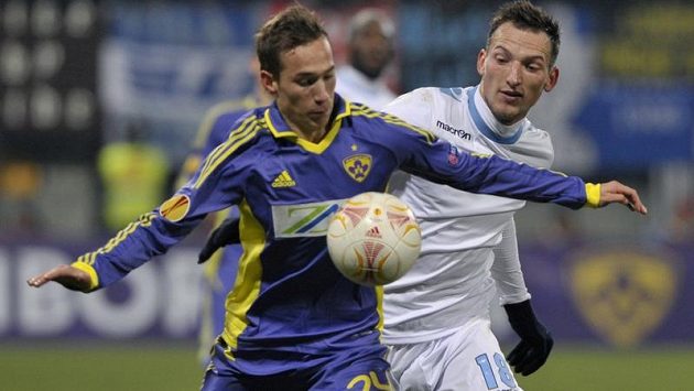 Libor Kozák (vpravo) v zápase s Evropské ligy s Mariborem (ilustrační foto). Libor Kozák (vpravo) v zápase s Evropské ligy s Mariborem (ilustrační foto).