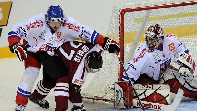 Brankář Jakub Kovář sleduje souboj mezi Lotyšem Martinsem Cipulisem a Lukášem Kašparem. Brankář Jakub Kovář sleduje souboj mezi Lotyšem Martinsem Cipulisem a Lukášem Kašparem.