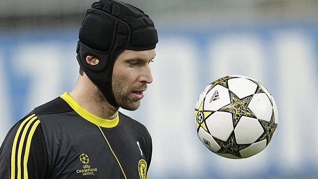 Brankář Petr Čech varoval před nářky na Abramovičovu politiku. Brankář Petr Čech varoval před nářky na Abramovičovu politiku.
