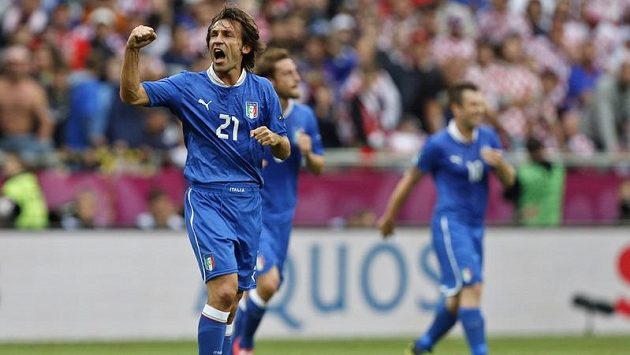 Andrea Pirlo z Itálie oslavuje gól proti Chorvatsku Andrea Pirlo z Itálie oslavuje gól proti Chorvatsku