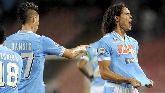 Útočník Neapole Edinson Cavani (vpravo) se raduje ze vstřeleného gólu do sítě Lazia Řím. Vpravo mu gratuluje Marek Hamšík. Útočník Neapole Edinson Cavani (vpravo) se raduje ze vstřeleného gólu do sítě Lazia Řím. Vpravo mu gratuluje Marek Hamšík.