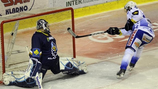 Vojtěch Němec z Komety Brno střílí jediný gól Kladnu v nájezdech. Pro Rytíře sezóna skončila. Vojtěch Němec z Komety Brno střílí jediný gól Kladnu v nájezdech. Pro Rytíře sezóna skončila.