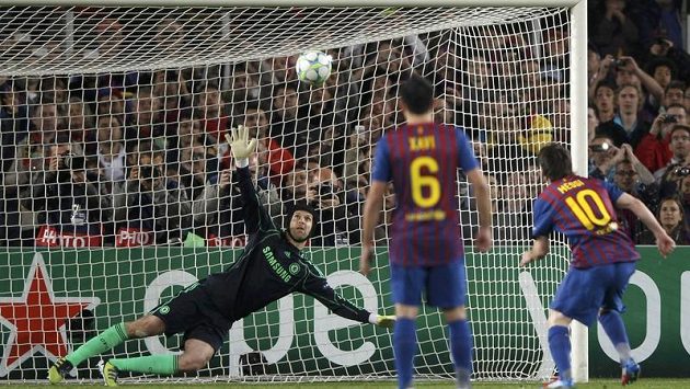 Lionel Messi z Barcelony trefuje z pokutového kopu břevno Čechovy branky Lionel Messi z Barcelony trefuje z pokutového kopu břevno Čechovy branky