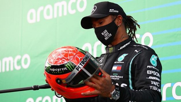 Lewis Hamilton si se zájmem prohlíží Schumacherovu helmu... Lewis Hamilton si se zájmem prohlíží Schumacherovu helmu...