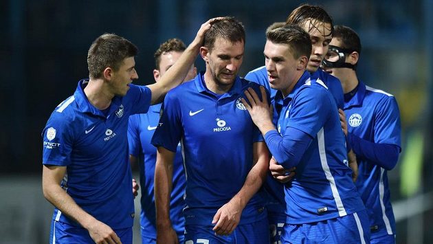 Autor prvního libereckého gólu Marek Bakoš (druhý zleva) a Lukáš Bartošák (vlevo) se Zdeňkem Folprechtem. Autor prvního libereckého gólu Marek Bakoš (druhý zleva) a Lukáš Bartošák (vlevo) se Zdeňkem Folprechtem.