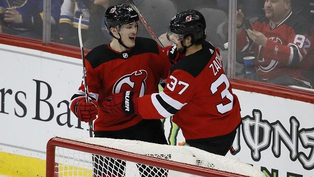 Joey Anderson (14) z New Jersey slaví svůj gól do sítě St. Louis s českým útočníkem Pavlem Zachou, jenž si u této trefy připsal asistenci. Joey Anderson (14) z New Jersey slaví svůj gól do sítě St. Louis s českým útočníkem Pavlem Zachou, jenž si u této trefy připsal asistenci.