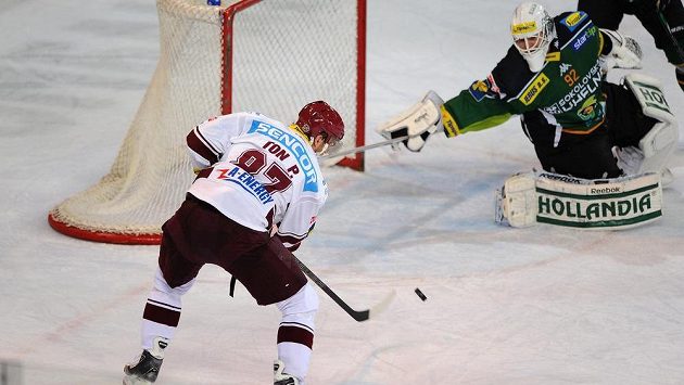 Petr Ton ze Sparty střílí třetí gól svého týmu během extraligového utkání proti Karlovým Varům. Petr Ton ze Sparty střílí třetí gól svého týmu během extraligového utkání proti Karlovým Varům.