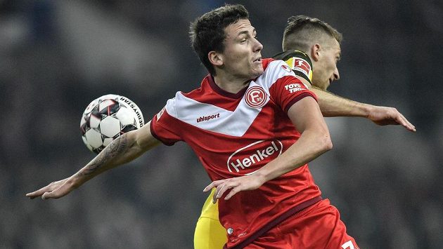 Düsseldorfský Marcel Sobottka (vlevo) v souboji s Marco Reusem z Dortmundu. Düsseldorfský Marcel Sobottka (vlevo) v souboji s Marco Reusem z Dortmundu.