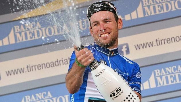 Britský cyklista Mark Cavendish slaví vítězství v etapě závodu Tirreno-Adriatico. Britský cyklista Mark Cavendish slaví vítězství v etapě závodu Tirreno-Adriatico.