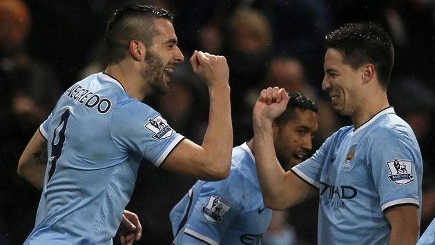 Fotbalisté Manchesteru City Álvaro Negredo (vlevo) a Samir Nasri se radují z gólu španělského útočníka proti West Hamu United. Fotbalisté Manchesteru City Álvaro Negredo (vlevo) a Samir Nasri se radují z gólu španělského útočníka proti West Hamu United.