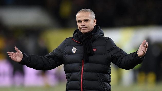 Zklamaný trenér Sparty Vítězslav Lavička na Stade de Suisse ve švýcarském Bernu. Zklamaný trenér Sparty Vítězslav Lavička na Stade de Suisse ve švýcarském Bernu.