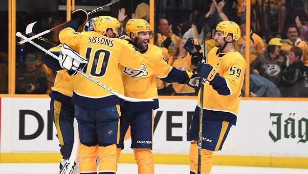 Mike Fisher (druhý zprava) oslavuje gól se spoluhráči z Nashvillu. Mike Fisher (druhý zprava) oslavuje gól se spoluhráči z Nashvillu.