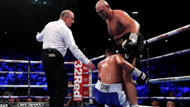 Bývalý mistr světa v těžké váze Brit Tyson Fury se po dvou a půl letech vrátil do boxerského ringu vítězstvím, vyhrál nad Albáncem Seferem Seferim. Bývalý mistr světa v těžké váze Brit Tyson Fury se po dvou a půl letech vrátil do boxerského ringu vítězstvím, vyhrál nad Albáncem Seferem Seferim.