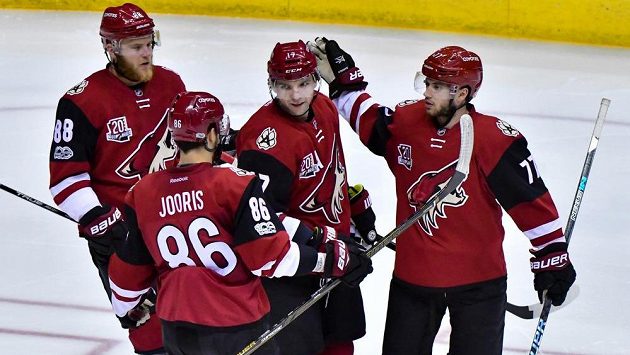 Český útočník Arizony Radim Vrbata (17) se raduje se spoluhráči z gólu proti Vancouveru. Český útočník Arizony Radim Vrbata (17) se raduje se spoluhráči z gólu proti Vancouveru.