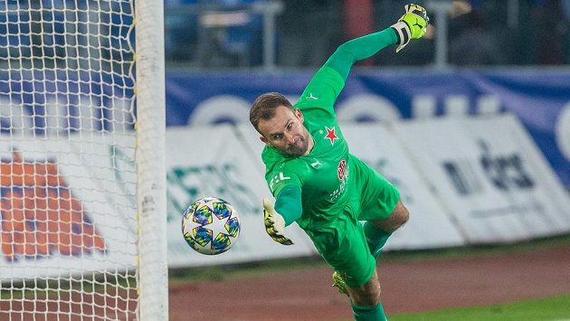 Brankář Slavie Ondřej Kolář se natahuje po míči. Brankář Slavie Ondřej Kolář se natahuje po míči.