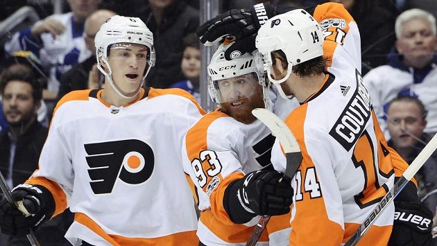 Český centr Philadelphie Jakub Voráček(uprostřed) oslavuje svůj gól v utkání s Torontem se spoluhráčí Travisem Sanheimem a Seanem Couturierem. Český centr Philadelphie Jakub Voráček(uprostřed) oslavuje svůj gól v utkání s Torontem se spoluhráčí Travisem Sanheimem a Seanem Couturierem.