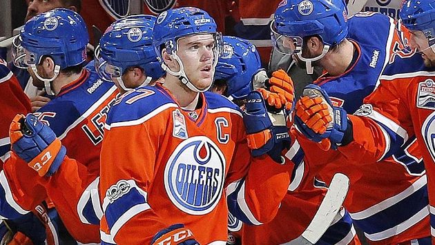 Connor McDavid (97) z Edmontonu přijímá gratulace od svých spoluhráčů. Connor McDavid (97) z Edmontonu přijímá gratulace od svých spoluhráčů.