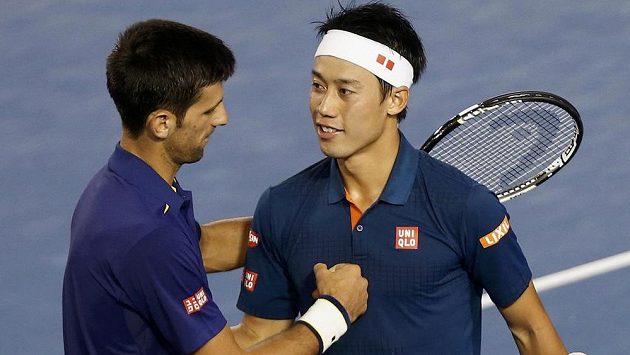 Srbský tenista Novak Djokovič (vlevo) si podává ruku s Japoncem Keiem Nišikorim po čtvrtfinálovém duelu Australian Open. Srbský tenista Novak Djokovič (vlevo) si podává ruku s Japoncem Keiem Nišikorim po čtvrtfinálovém duelu Australian Open.