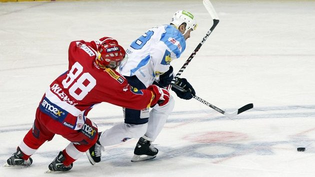 Plzeňský útočník Martin Straka (vpravo) v utkání proti pražské Slavii. Plzeňský útočník Martin Straka (vpravo) v utkání proti pražské Slavii.