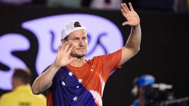 Lleyton Hewitt se takhle na Australian Open loučil s kariérou. Teď by mohl zasáhnout do Davis Cupu. Lleyton Hewitt se takhle na Australian Open loučil s kariérou. Teď by mohl zasáhnout do Davis Cupu.