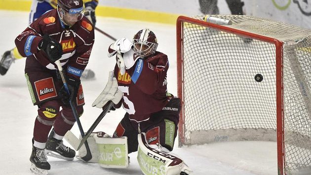 Zleva Andrej Kudrna ze Sparty a brankář Sparty Matěj Machovský. Zleva Andrej Kudrna ze Sparty a brankář Sparty Matěj Machovský.