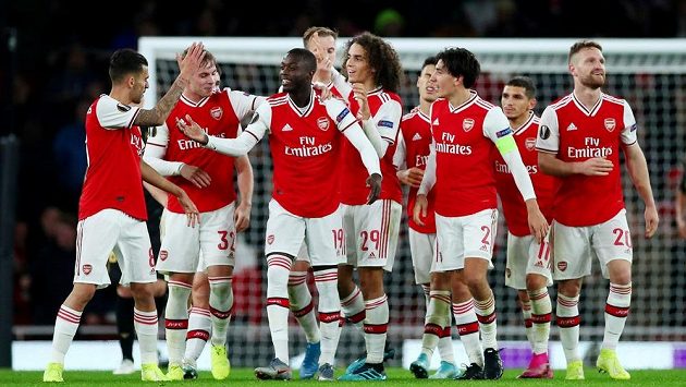 Nicolas Pépé (19) se raduje po třetím gólu Arsenalu proti Guimaraesi. Nicolas Pépé (19) se raduje po třetím gólu Arsenalu proti Guimaraesi.