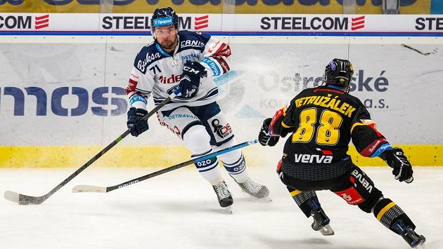 Roberts Bukarts z Vítkovic a Jakub Petružálek z Litvínova během extraligového utkání. Roberts Bukarts z Vítkovic a Jakub Petružálek z Litvínova během extraligového utkání.