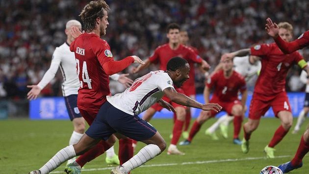 Anglický fotbalista Raheem Sterling padá k zemi v semifinále EURO v pokutovém území Dánska a sudí nařídil penaltu. Tu sice Kane neproměnil, ale z dorážky vstřelil rozhodující postupový gól. Anglický fotbalista Raheem Sterling padá k zemi v semifinále EURO v pokutovém území Dánska a sudí nařídil penaltu. Tu sice Kane neproměnil, ale z dorážky vstřelil rozhodující postupový gól.