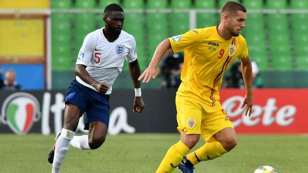Rumunský fotbalista George Puskas (vpravo) a Angličan Fikayo Tomori v utkání ME do 21 let. Rumunský fotbalista George Puskas (vpravo) a Angličan Fikayo Tomori v utkání ME do 21 let.