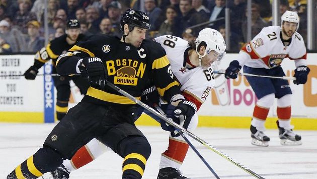 Obránce Bostonu Bruins Zdeno Chára (vlevo) brání útočníka Floridy Jaromíra Jágra. Obránce Bostonu Bruins Zdeno Chára (vlevo) brání útočníka Floridy Jaromíra Jágra.