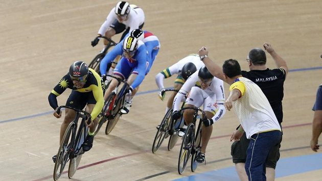 Český cyklista Tomáš Bábek získal na mistrovství světa dráhařů v Hongkongu bronz v keirinu. Zlato bral Azizulhasni Awang z Malajsie. Český cyklista Tomáš Bábek získal na mistrovství světa dráhařů v Hongkongu bronz v keirinu. Zlato bral Azizulhasni Awang z Malajsie.