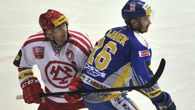 Třinecký Jan Peterek (vlevo) v jednom ze svých posledních extraligových soubojů - s Petrem Čajánkem ze Zlína. Třinecký Jan Peterek (vlevo) v jednom ze svých posledních extraligových soubojů - s Petrem Čajánkem ze Zlína.