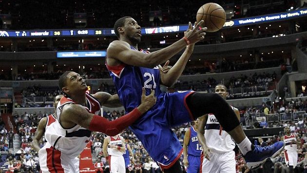 Bradley Beal z Washingtonu (vlevo) fauluje Thaddeuse Younga z Philadelphie. Bradley Beal z Washingtonu (vlevo) fauluje Thaddeuse Younga z Philadelphie.