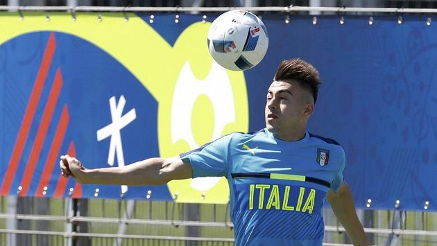 Italský útočník Stephan El Shaarawy na tréninku. Italský útočník Stephan El Shaarawy na tréninku.
