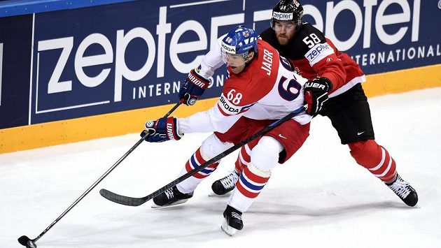 Jaromíra Jágra (vlevo) brání Kanaďan David Savard. Jaromíra Jágra (vlevo) brání Kanaďan David Savard.
