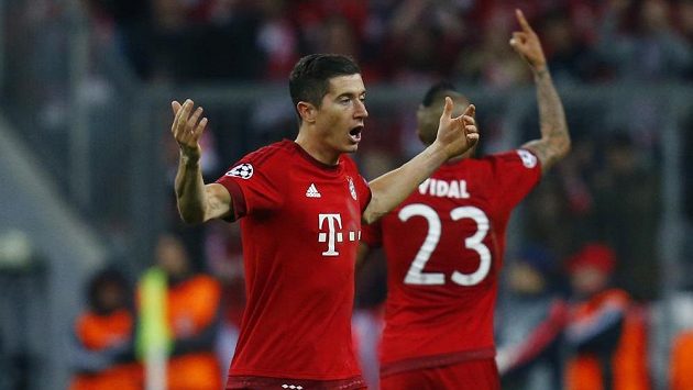 Polský útočník Robert Lewandowski (vpředu) v dresu Bayernu. Polský útočník Robert Lewandowski (vpředu) v dresu Bayernu.