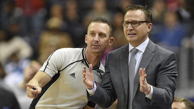 Washingtonský kouč Scott Brooks (vpravo) a sudí Justin van Duyne při utkání s Denverem. Washingtonský kouč Scott Brooks (vpravo) a sudí Justin van Duyne při utkání s Denverem.