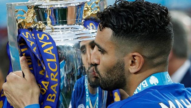 Rijád Mahríz s trofejí pro vítěze Premier League. Rijád Mahríz s trofejí pro vítěze Premier League.