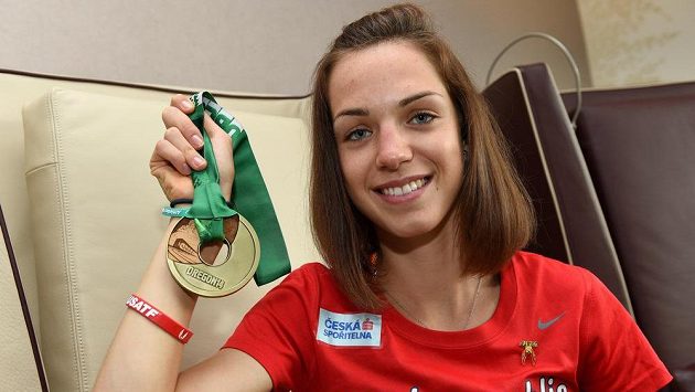 Chodkyně Anežka Drahotová po příletu z juniorského mistrovství světa v Eugene. Chodkyně Anežka Drahotová po příletu z juniorského mistrovství světa v Eugene.