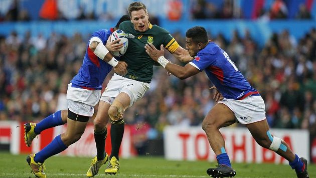 Jean de Villiers z Jihoafrické republiky bojuje s hráči Samoy. Jean de Villiers z Jihoafrické republiky bojuje s hráči Samoy.