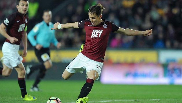 Záložník Sparty Josef Šural rozhodl o výhře týmu z Letné v derby s Duklou. Záložník Sparty Josef Šural rozhodl o výhře týmu z Letné v derby s Duklou.