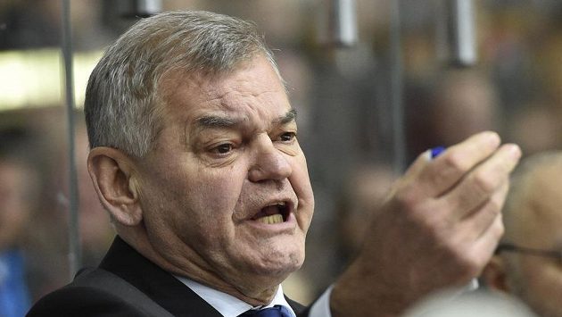 Trenér českého týmu Vladimír Vůjtek při utkání se Švédy. Trenér českého týmu Vladimír Vůjtek při utkání se Švédy.
