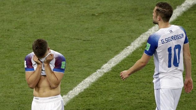 Zklamaní islandští fotbalisté po porážce od Chorvatů, která znamenala, že na MS končí už po základní skupině. Zklamaní islandští fotbalisté po porážce od Chorvatů, která znamenala, že na MS končí už po základní skupině.