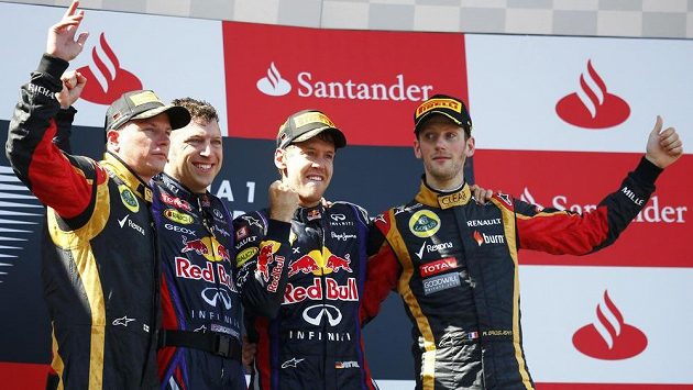 Sebastian Vettel (druhý zprava) by jako nástupce Marka Webbera raději přivítal Kimiho Räikkönena (vlevo). Sebastian Vettel (druhý zprava) by jako nástupce Marka Webbera raději přivítal Kimiho Räikkönena (vlevo).
