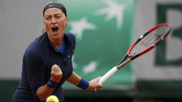 Petra Kvitová se raduje z vítězného míče v zápase 1. kola French Open proti Černohorce Koviničové. Petra Kvitová se raduje z vítězného míče v zápase 1. kola French Open proti Černohorce Koviničové.