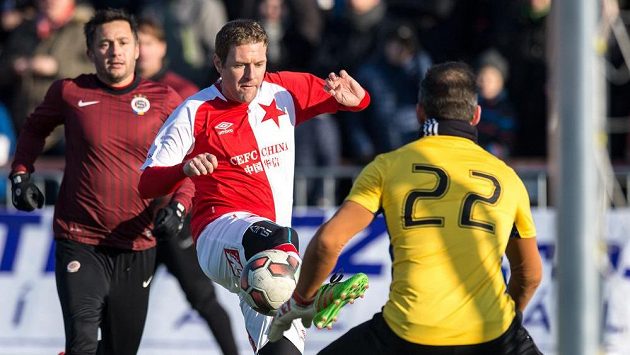 Slávista Karel Piták během tradičního Silvestrovského derby internacionálů ohrožuje Jaromíra Blažka v brance Sparty. Vlevo je Miroslav Baranek. Slávista Karel Piták během tradičního Silvestrovského derby internacionálů ohrožuje Jaromíra Blažka v brance Sparty. Vlevo je Miroslav Baranek.