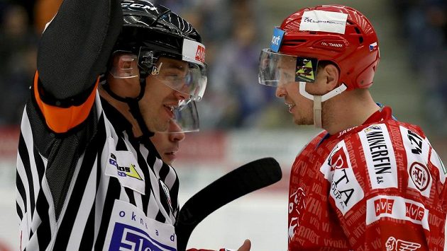 Daniel Rákos z Třince diskutuje s rozhodčím ve čtvrtém zápase hokejového čtvrtfinále play off proti Chomutovu. Daniel Rákos z Třince diskutuje s rozhodčím ve čtvrtém zápase hokejového čtvrtfinále play off proti Chomutovu.