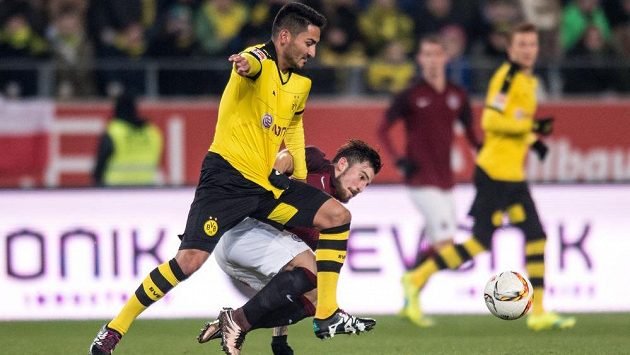 Záložník Sparty Lukáš Vácha a Ilkay Gündogan z Dortmundu v souboji během přípravného utkání. Záložník Sparty Lukáš Vácha a Ilkay Gündogan z Dortmundu v souboji během přípravného utkání.