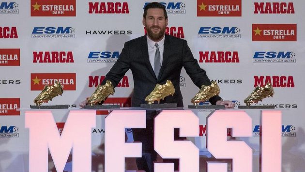 Hvězda Barcelony Lionel Messi se svou sbírkou trofejí. Hvězda Barcelony Lionel Messi se svou sbírkou trofejí.